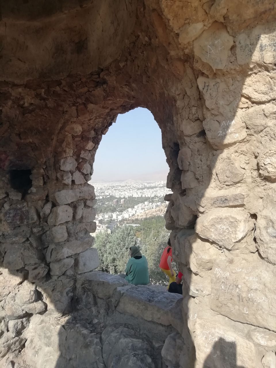 تصاویری از گهواره دید و قبور شهدا برفراز شیراز + تصاویر