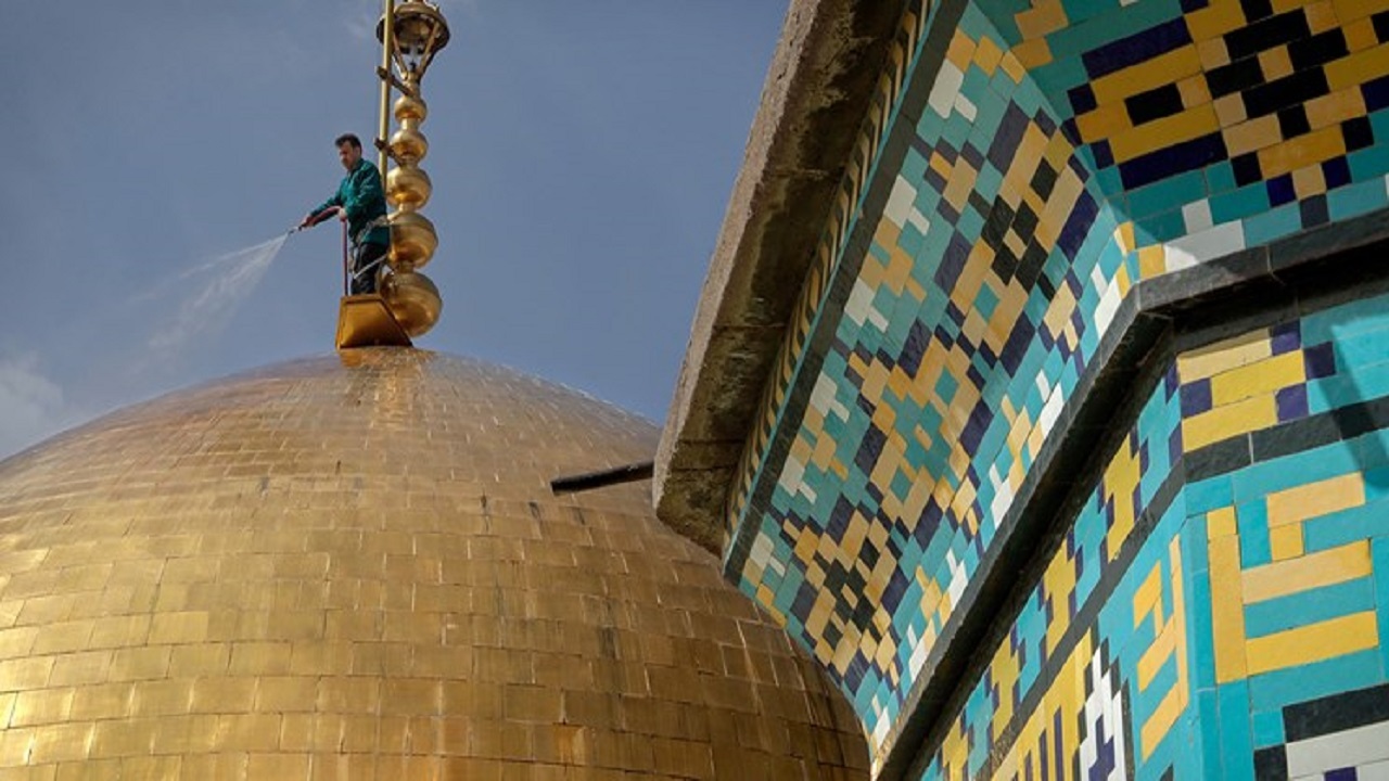 شست و شوی گنبد حریم رضوی در آستانه شهادت امام هشتم(ع)