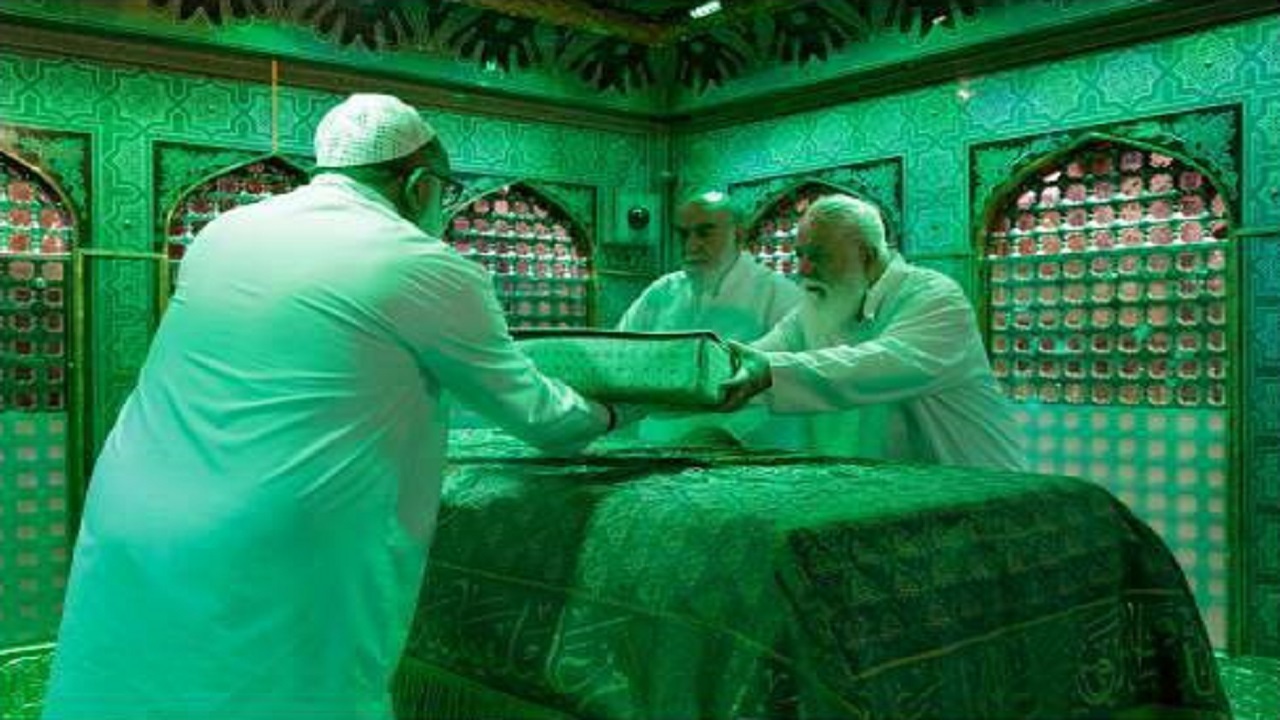 ضریح مطهر حضرت رضا(ع)  غبارروبی شد