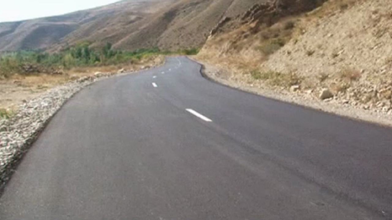 آغاز عملیات بهسازی و آسفالت ریزی ۲۵ کیلومتر راه روستایی در اهر
