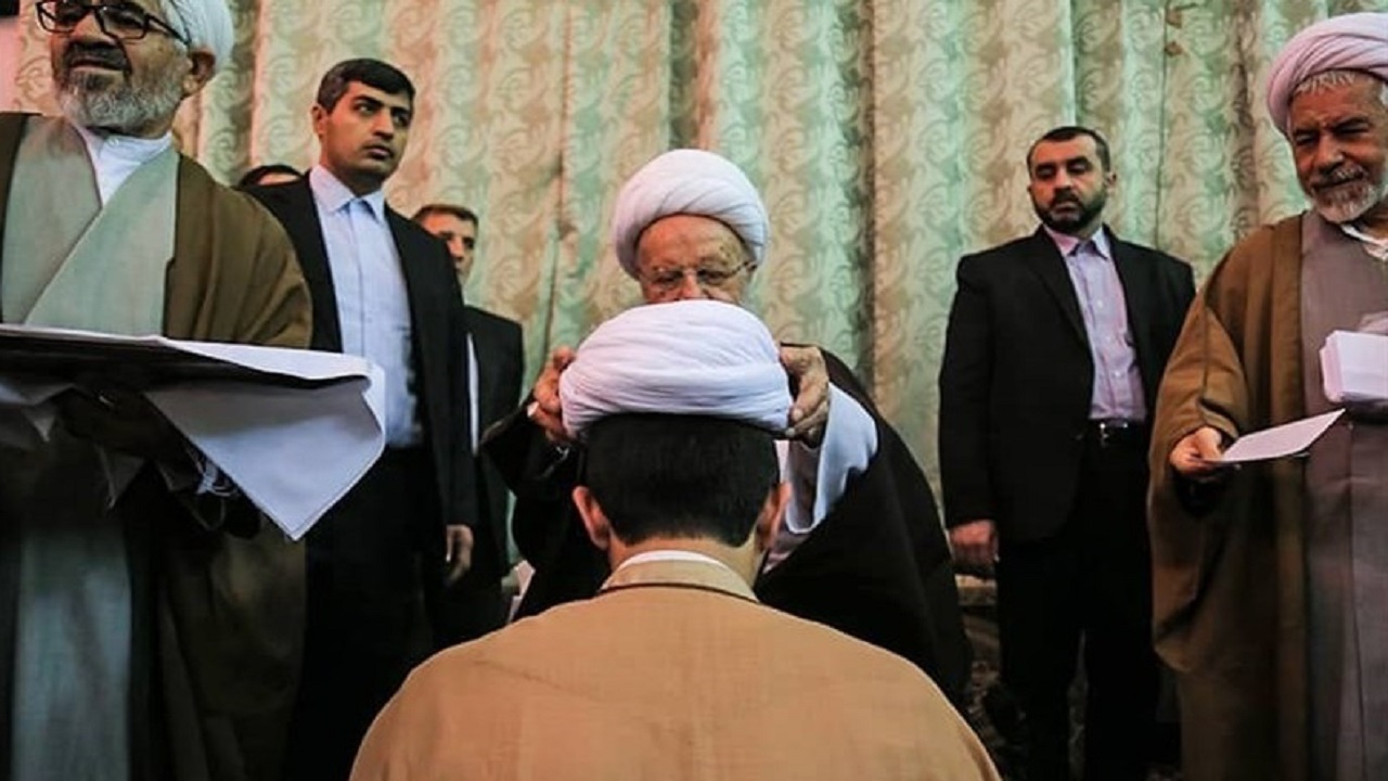 جمعی از طلاب به دست آیت الله مکارم شیرازی معمم شدند