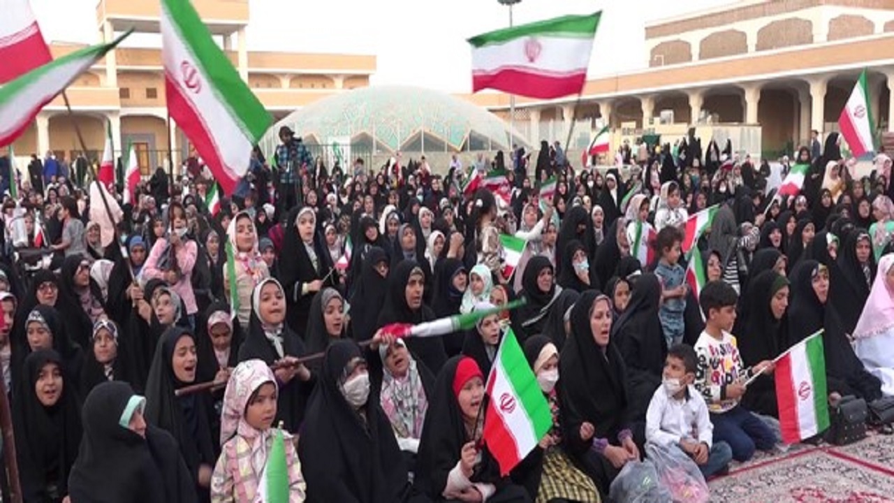 اجتماع عفاف و حجاب با حضور دختران قمی در حرم بانوی کرامت+فیلم