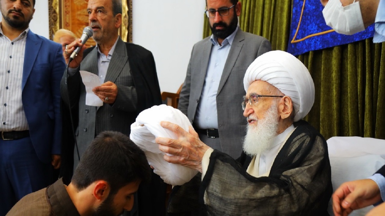 عمامه‌گذاری طلاب به دست مراجع تقلید در قم +تصاویر