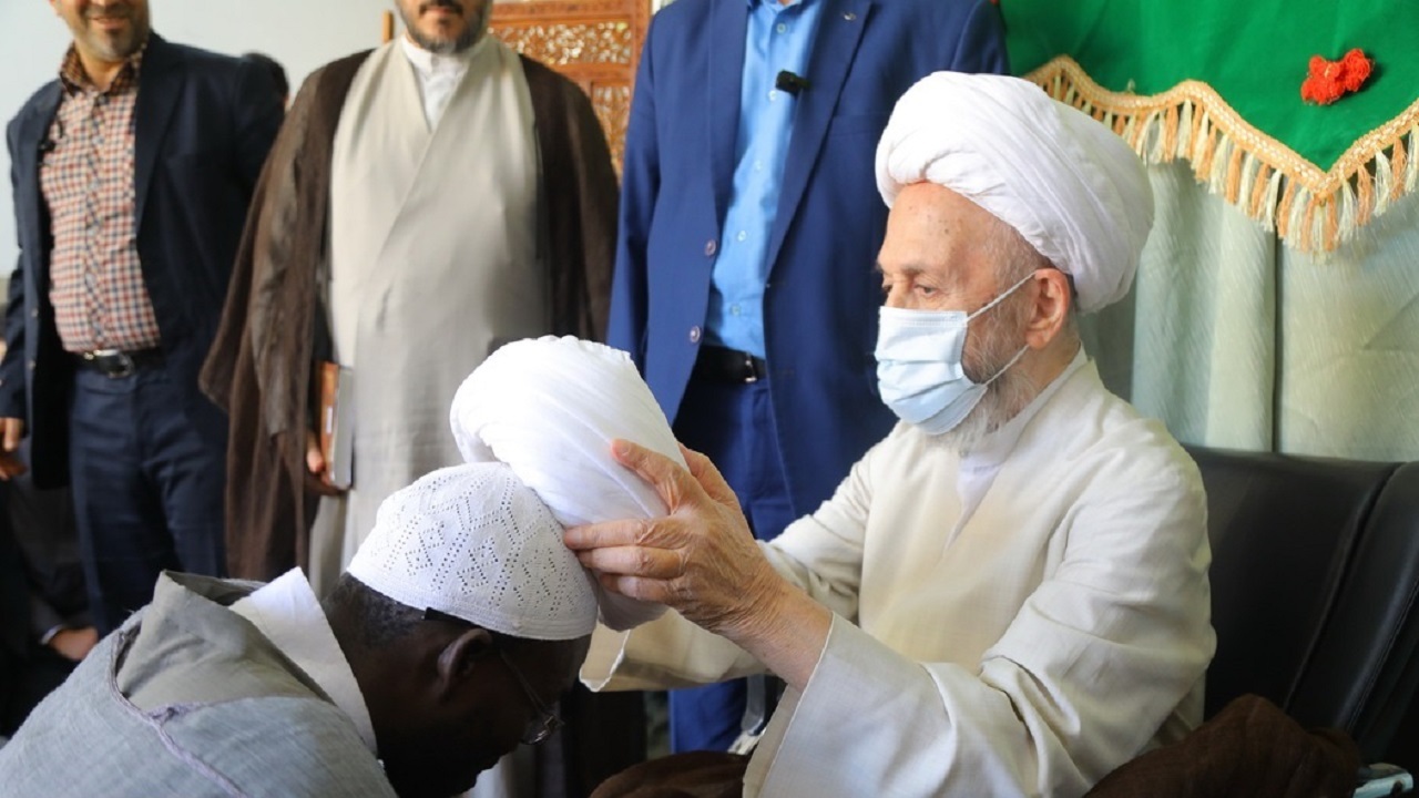 عمامه&zwnj;گذاری طلاب به دست مراجع تقلید در قم +تصاویر
