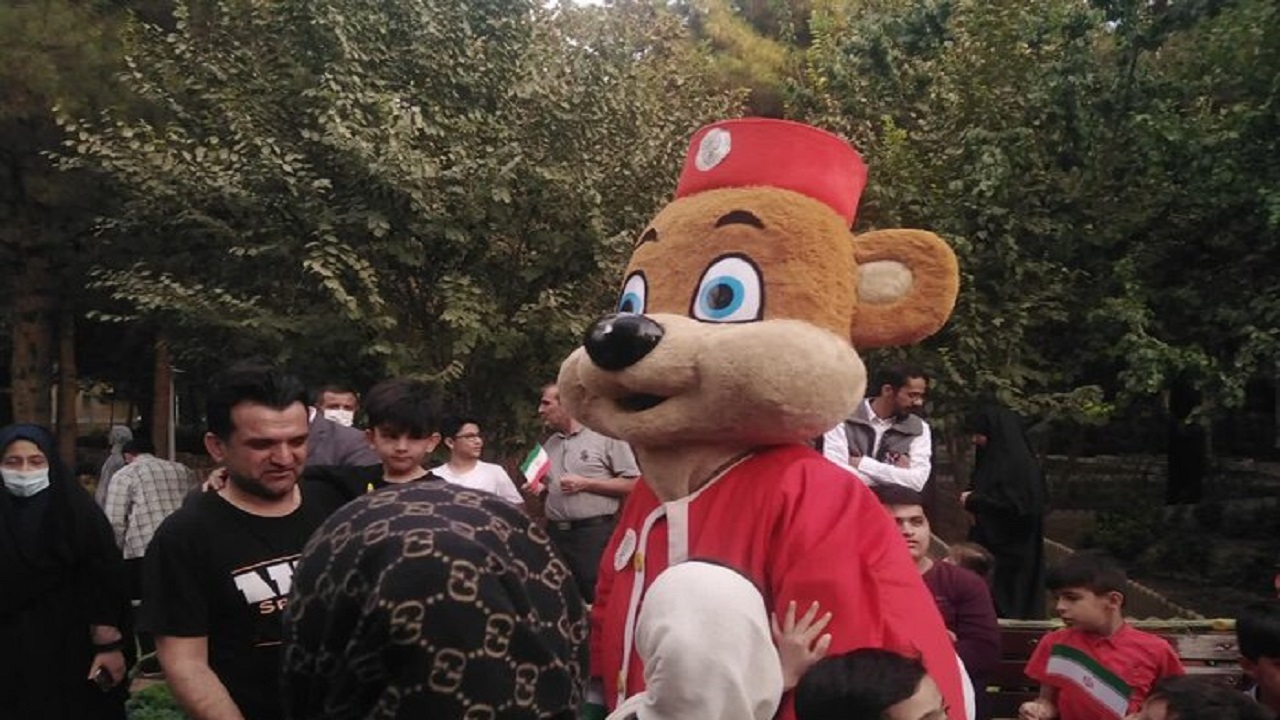 شادپیمایی کودکان و عروسک‌ها در بوستان علوی قم