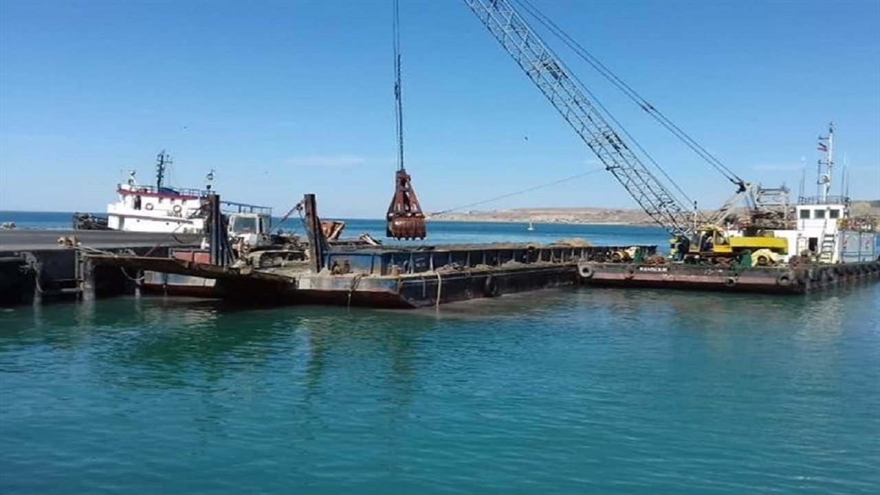 آغاز عملیات لایروبی اسکله بندر تجاری خور سیف