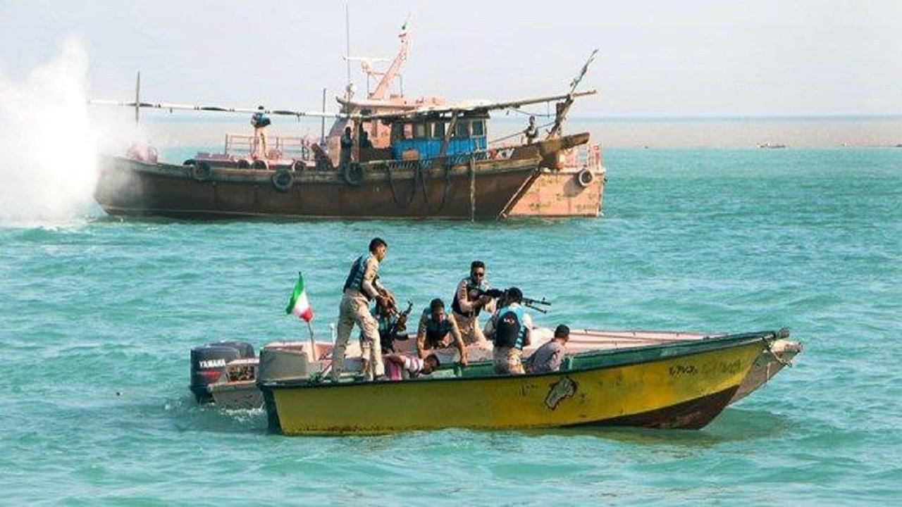 توقیف لنج حامل سوخت قاچاق در آب‌های جزیره هنگام