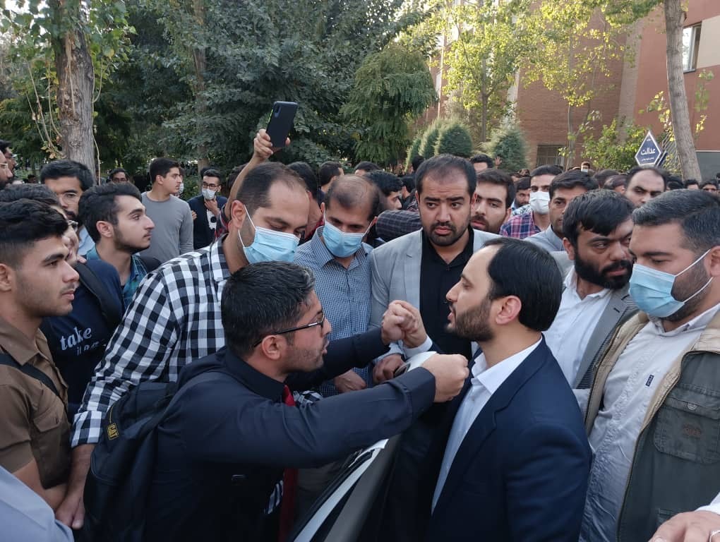 حضور سخنگوی دولت در جمع دانشجویان معترض
