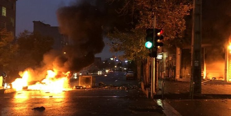 دشمنان چطور با دروغ گوش جوانان را پر می کنند؟
