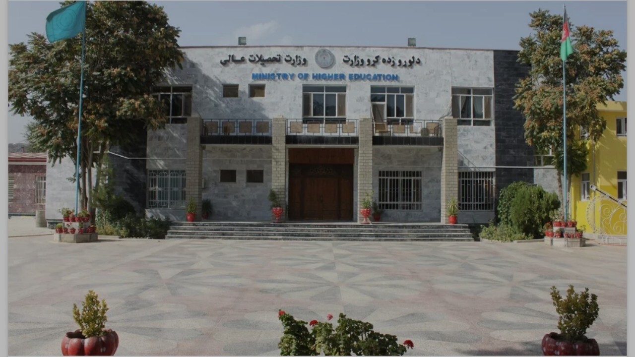 تنخواه استادان دانشگاه در خارج از کشور پرداخت می شود