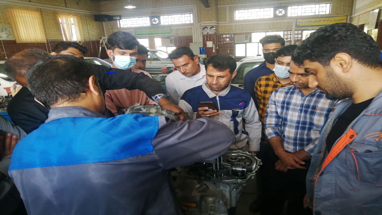 هنرآموزان رشته مکانیک خودرو در میناب آموزش دیدند