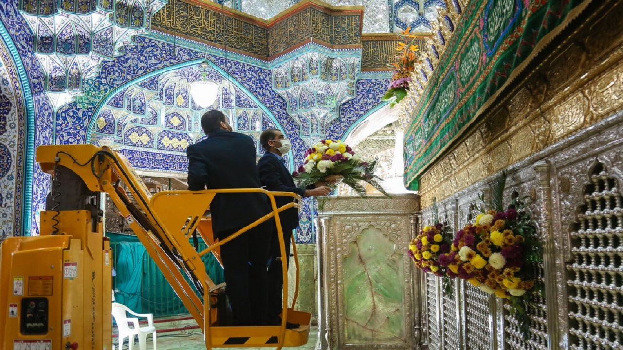 ضریح مطهر حضرت فاطمه معصومه (س) گل آرایی شد