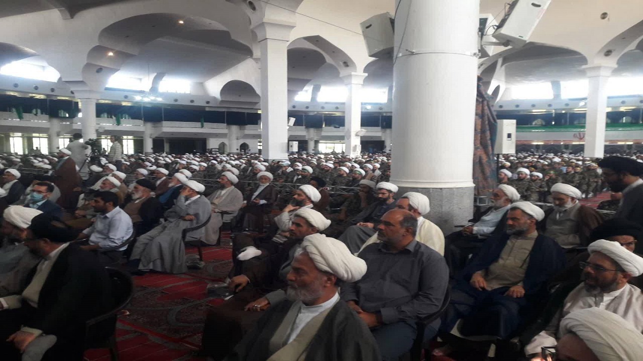 اجتماع بزرگ علما، فضلا و طلاب در حمایت از نیروهای انتظامی و امنیتی در مصلی قدس قم آغاز شده است +تصاویر
