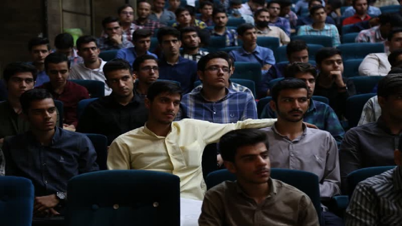 معلمان سبک زندگی اسلامی را به دانش آموزان تعلیم دهند/ دشمن از خودکفایی و پیشرفت ایران عصبانی است