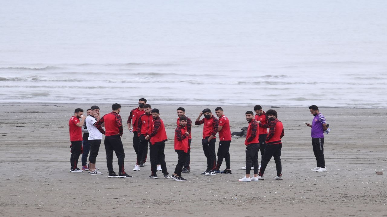 بازیکنان پرسپولیس لب ساحل انزلی
