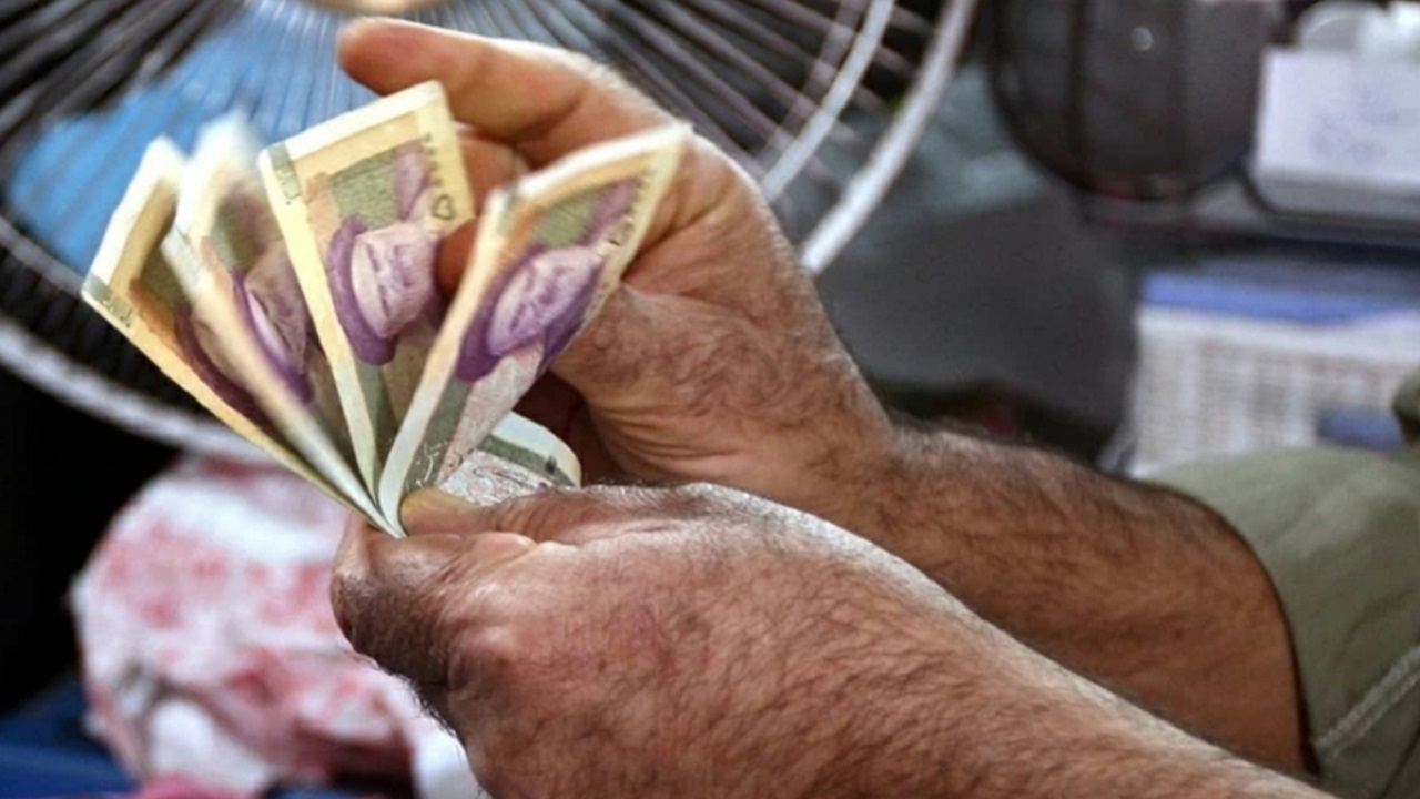 کارگران شرکت دال گستر بیستون در انتظار دریافت حقوق