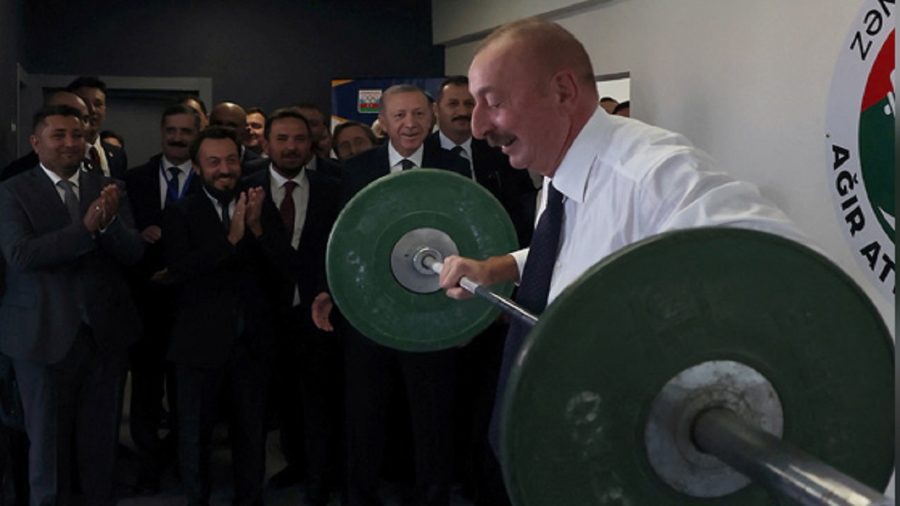 قدرت نمایی علی اف با هالتر ۲۰ کیلویی در برابر اردوغان + فیلم
