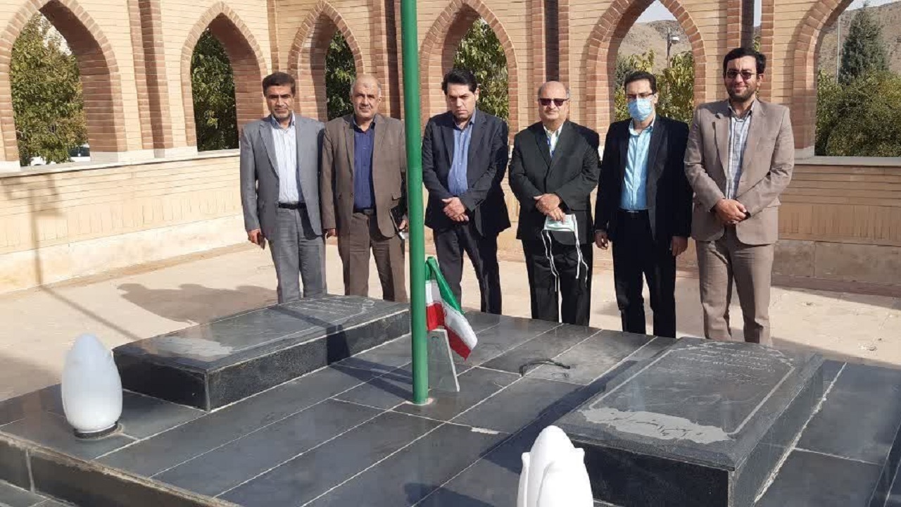 احترام رئیس دانشگاه علوم پزشکی شهید بهشتی تهران به مقام شهدای اراک