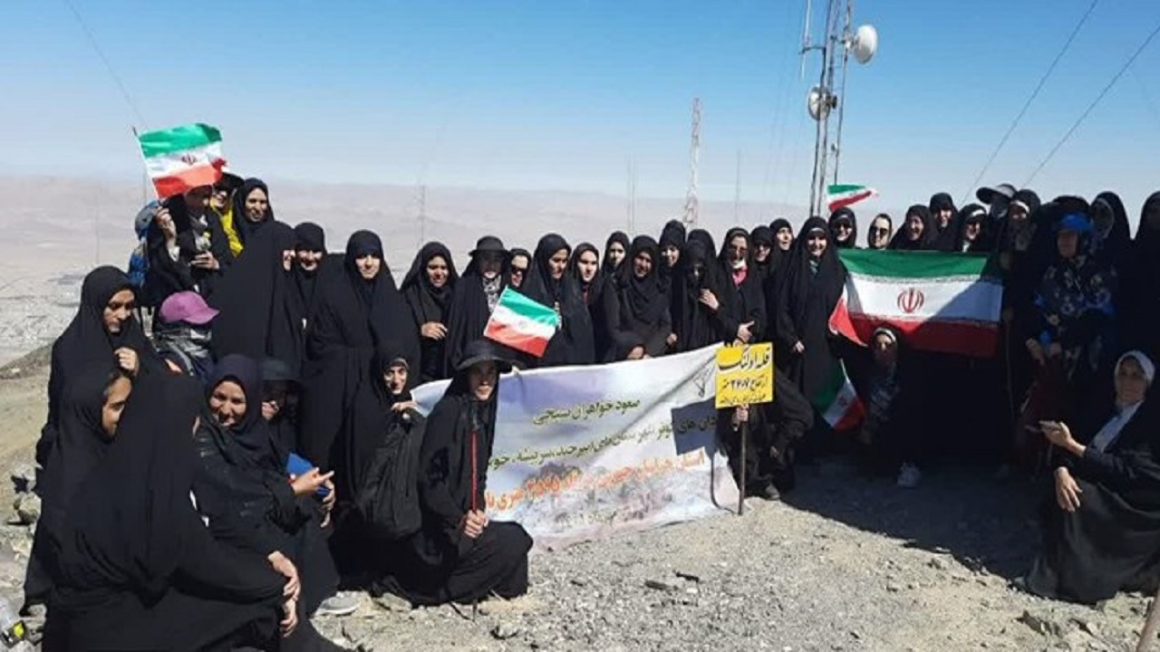 صعود ۱۱۰ بانوی بسیجی خراسان جنوبی به رشته کوه باقران
