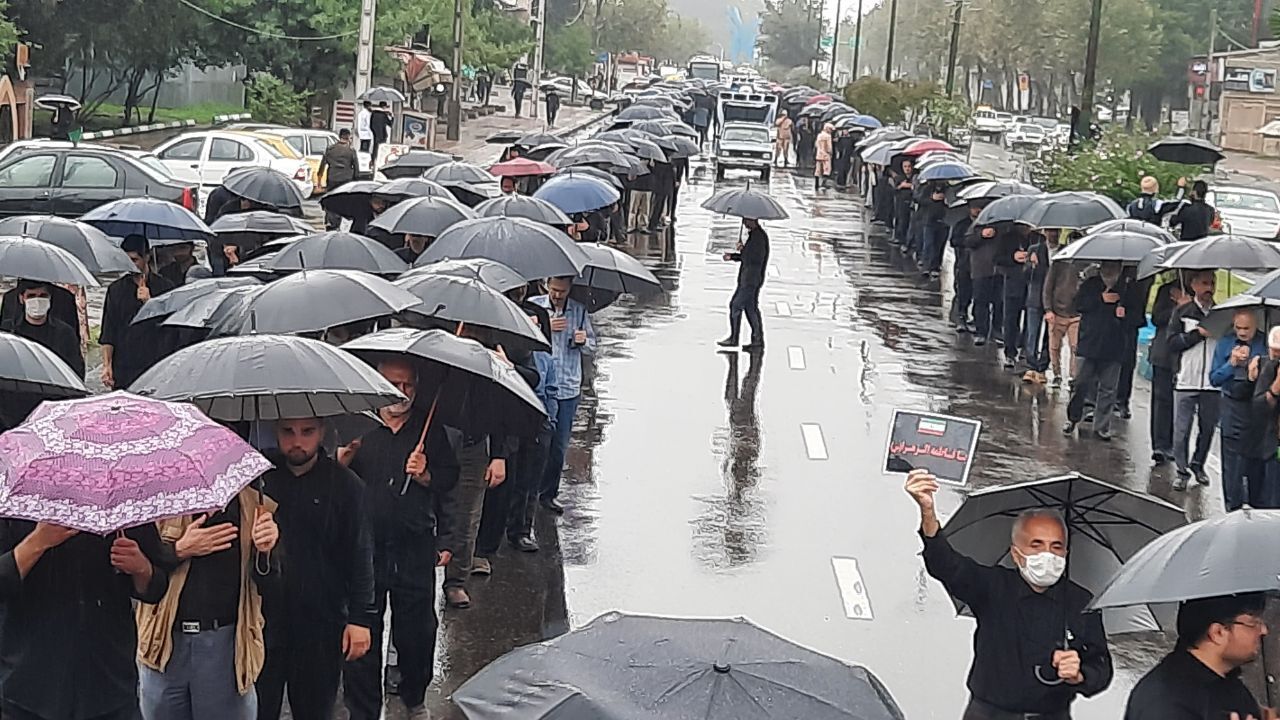 مردم رشت پای کار انقلاب زیر باران