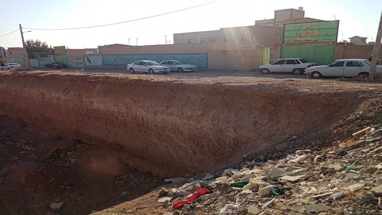 خطر سقوط دانش آموزان در گودال عمیق مقابل مدرسه‌ای در دهگلان