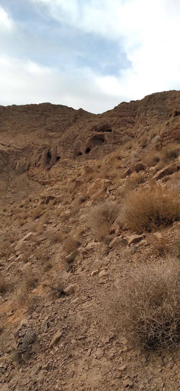 نمایی از غار فارسان در دل کوه&zwnj;های روستای ثغوری + تصاویر