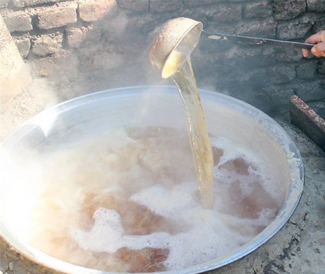 گرمی تنور کارگاه های شیره پزی روستای مانیزان ملایر