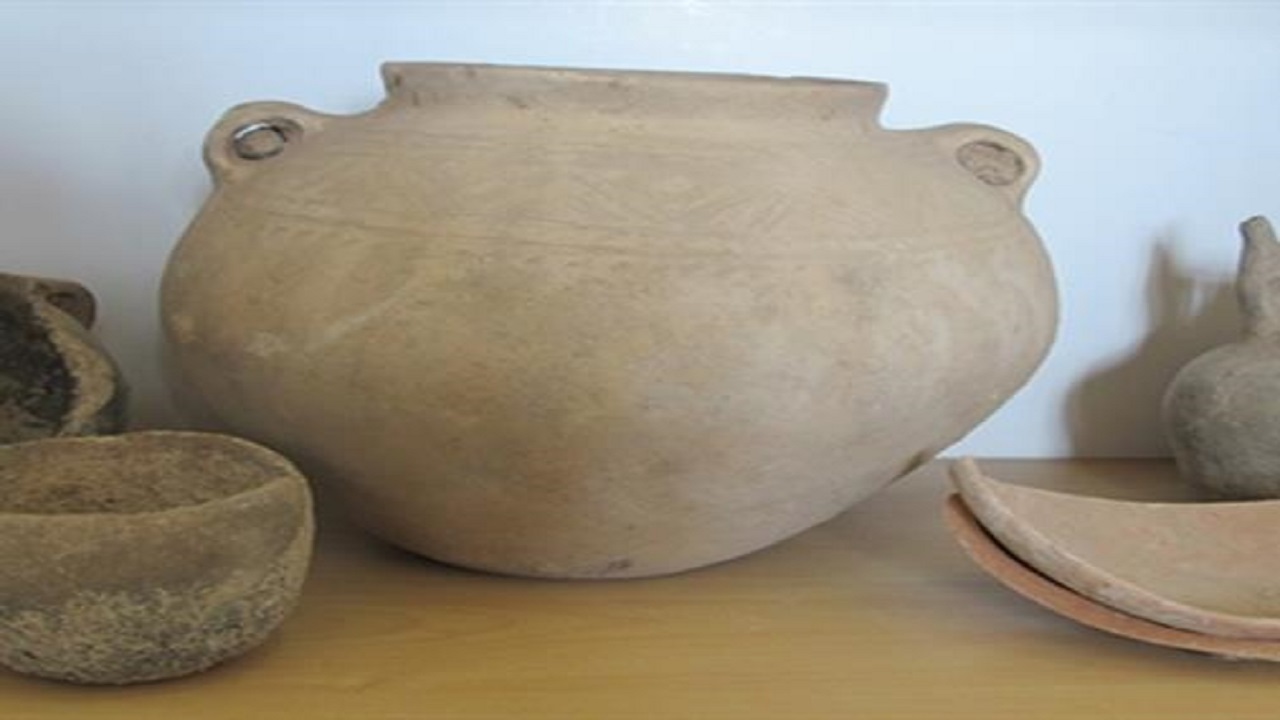 کشف ۵ ظرف سفالی هزاره اول قبل از میلاد در روستای انذر طارم