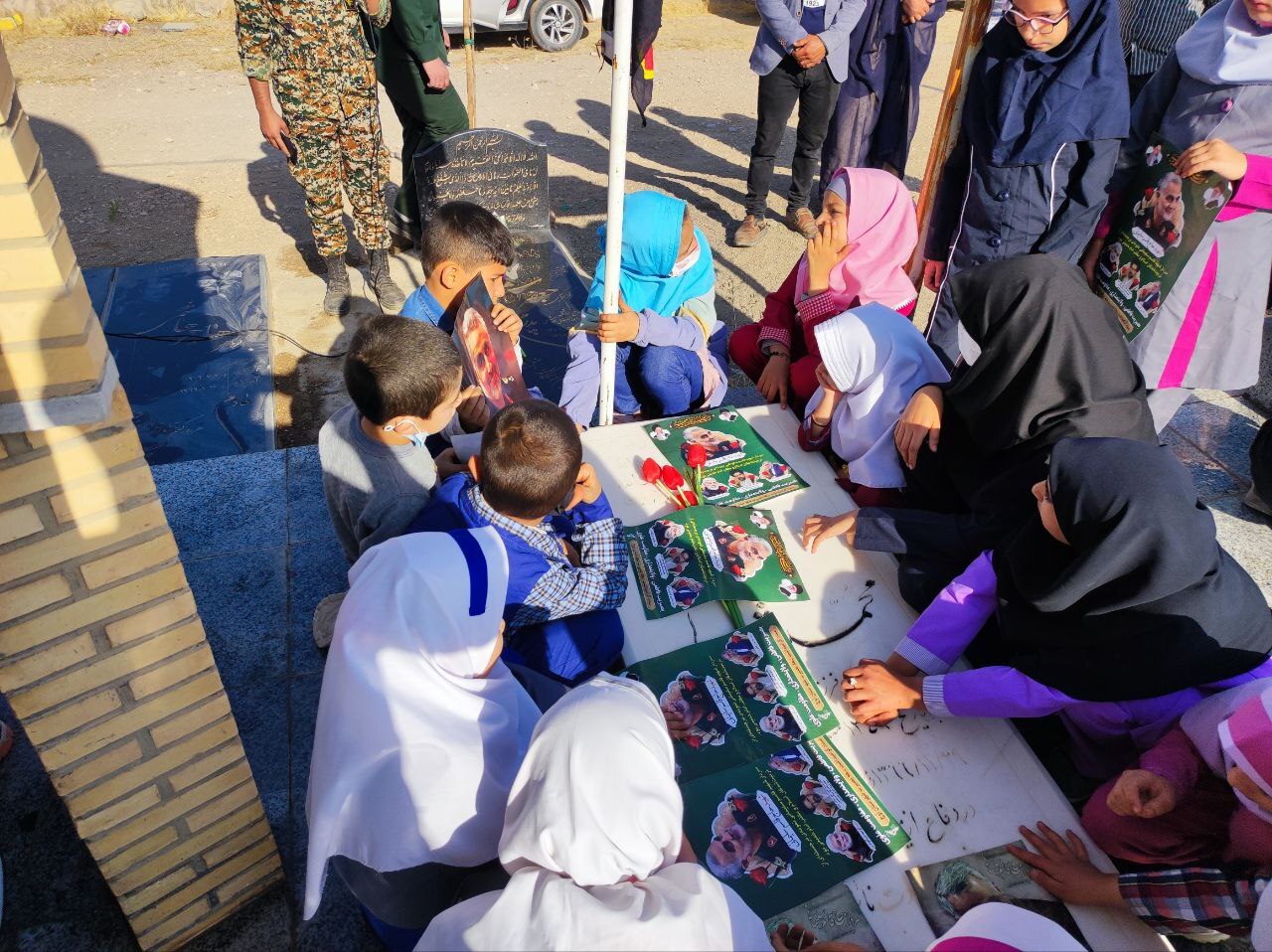 تجدید بیعت دانش آموزان توآباد با شهدا همزمان با شروع مدارس + فیلم و تصاویر