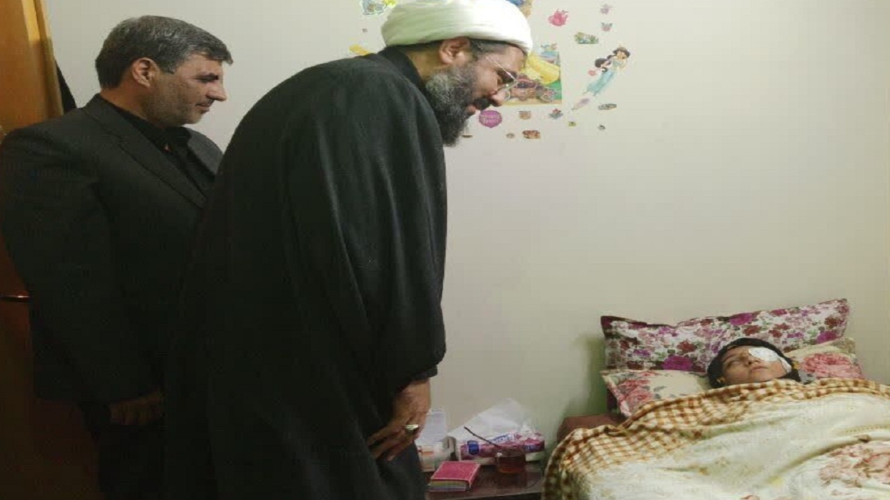 عیادت  امام جمعه همدان از بانوی مجروح شده در اغتشاشات اخیر