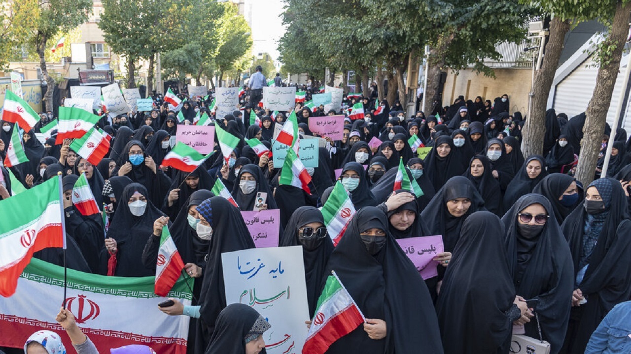 بانوان شهرکردی اهانت اغتشاش‌گران به مقدسات را محکوم کردند
