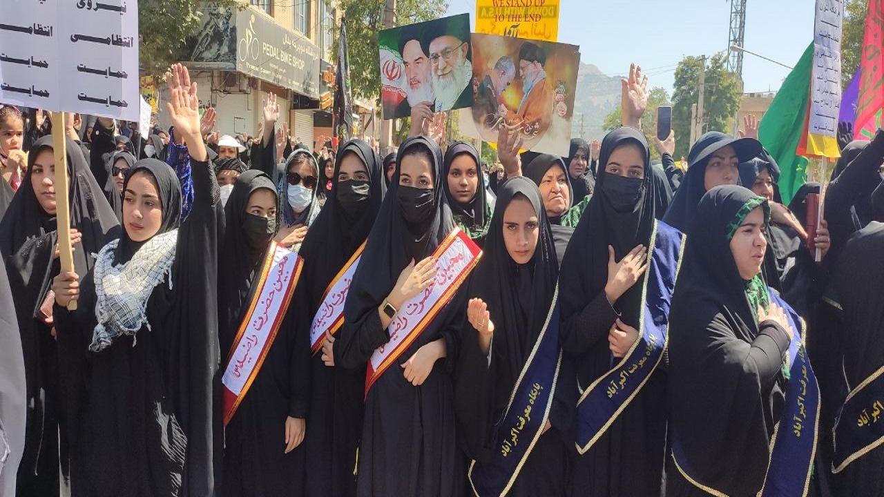 بانوان یاسوجی در حمایت از حجاب تجمع کردند