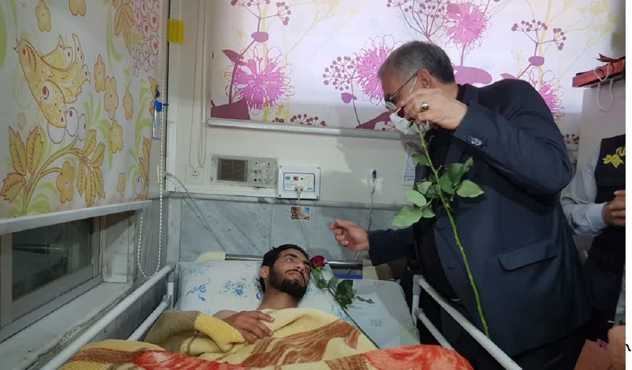 عیادت وزیر بهداشت از مامور انتظامی مجروح شده