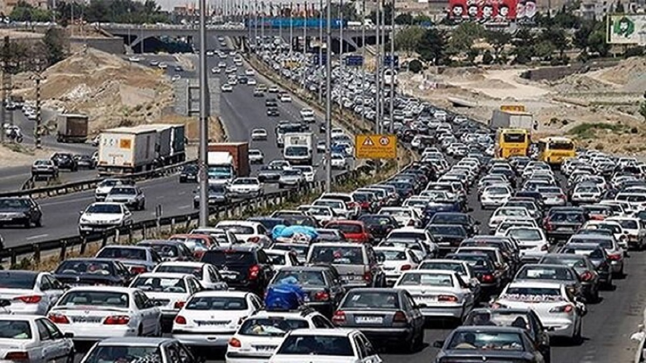 ترافیک در خروجی های مشهد نیمه سنگین است