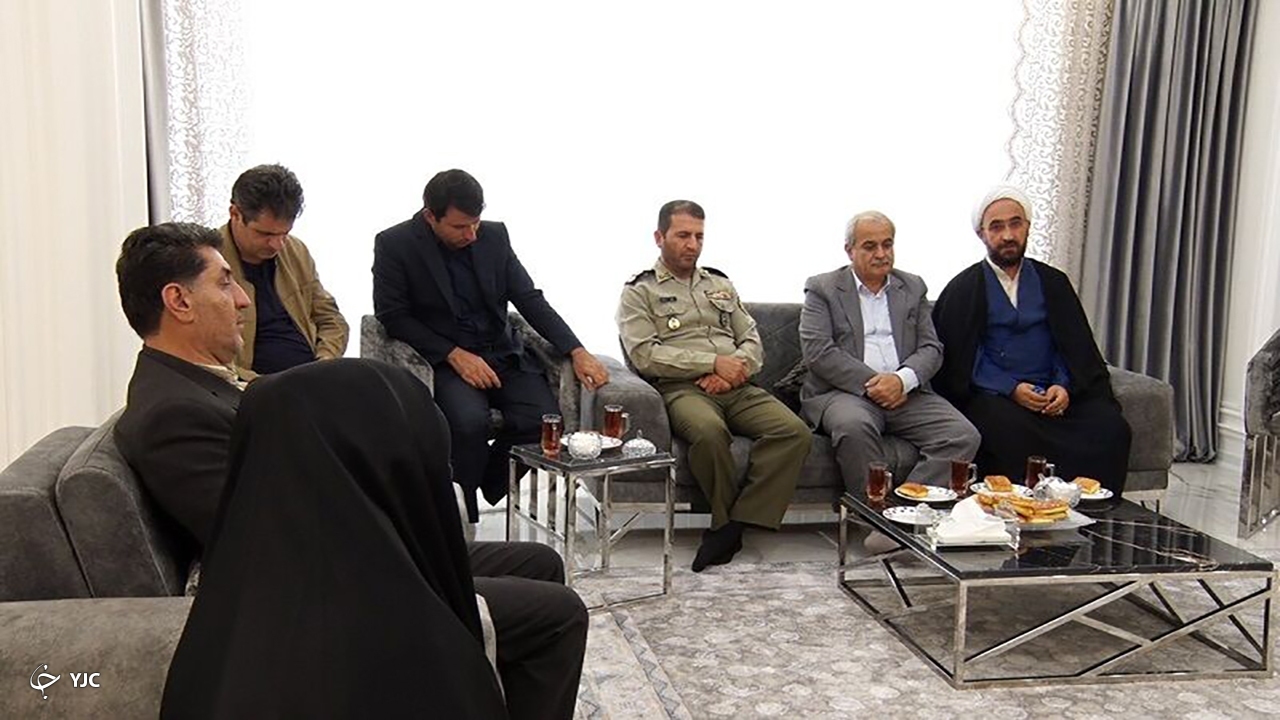 جمعی از مسئولان مهاباد با خانواده شهید خالد حیدری دیدار کردند