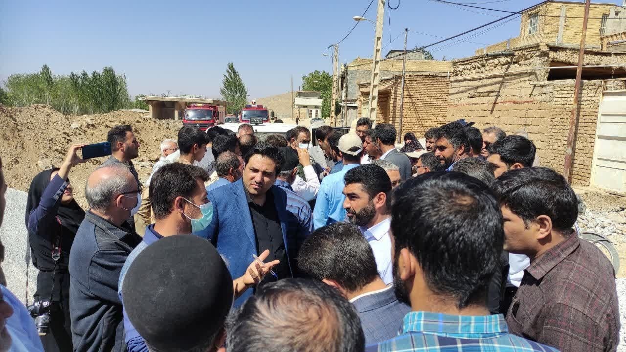 تا رفع کامل مشکلات کشاورزان و مردم بارده با آن‌ها خواهیم بود