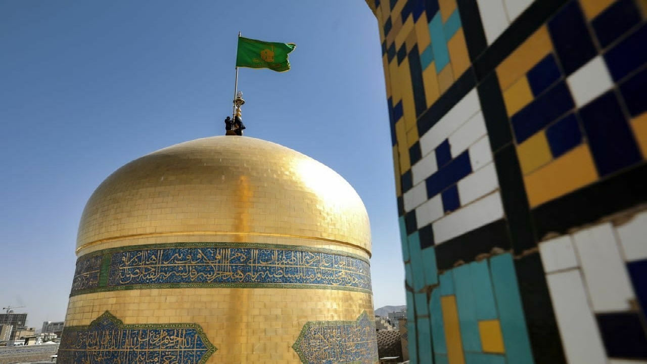 تعویض پرچم گنبد و پوش ضریح حرم امام رضا (ع)
