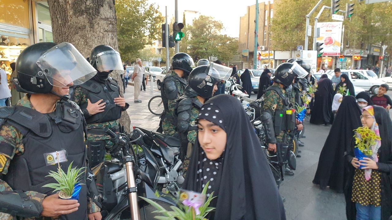 مردم قزوین به ماموران پلیس شاخه‌های گل اهدا کردند