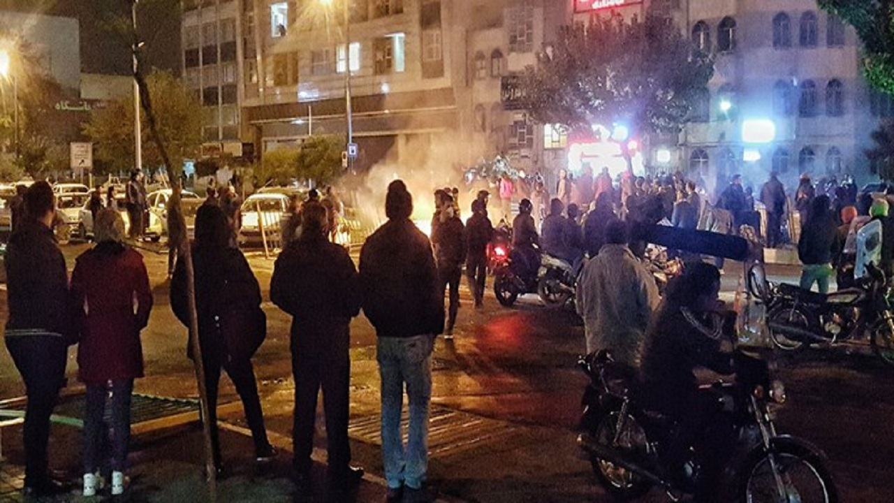 با نوجوانان فریب خورده در اغتشاشات/ وعده سر خرمن لیدر برای جذب اغتشاشگر! + فیلم