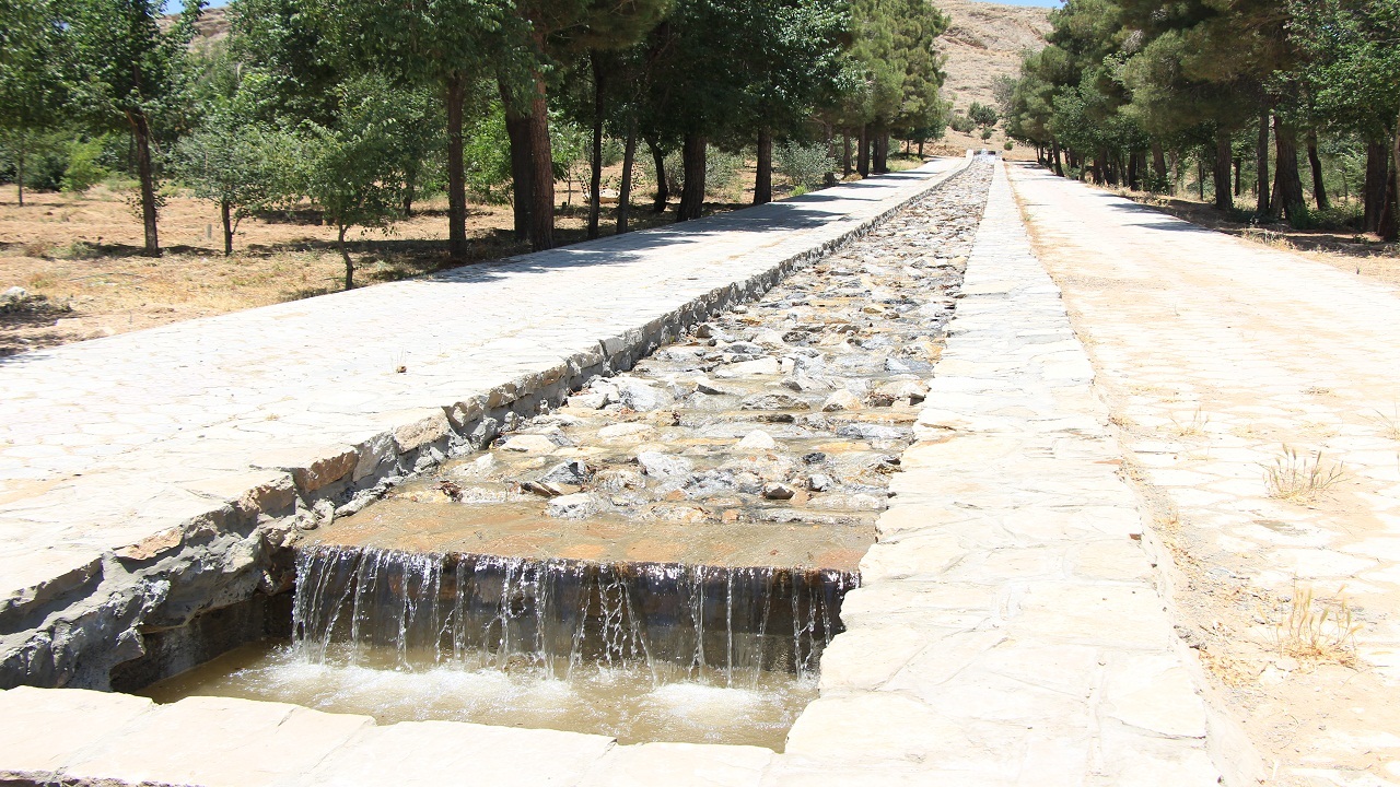 اجرای سیستم روشنایی آبشار پارک ملت شهرکرد