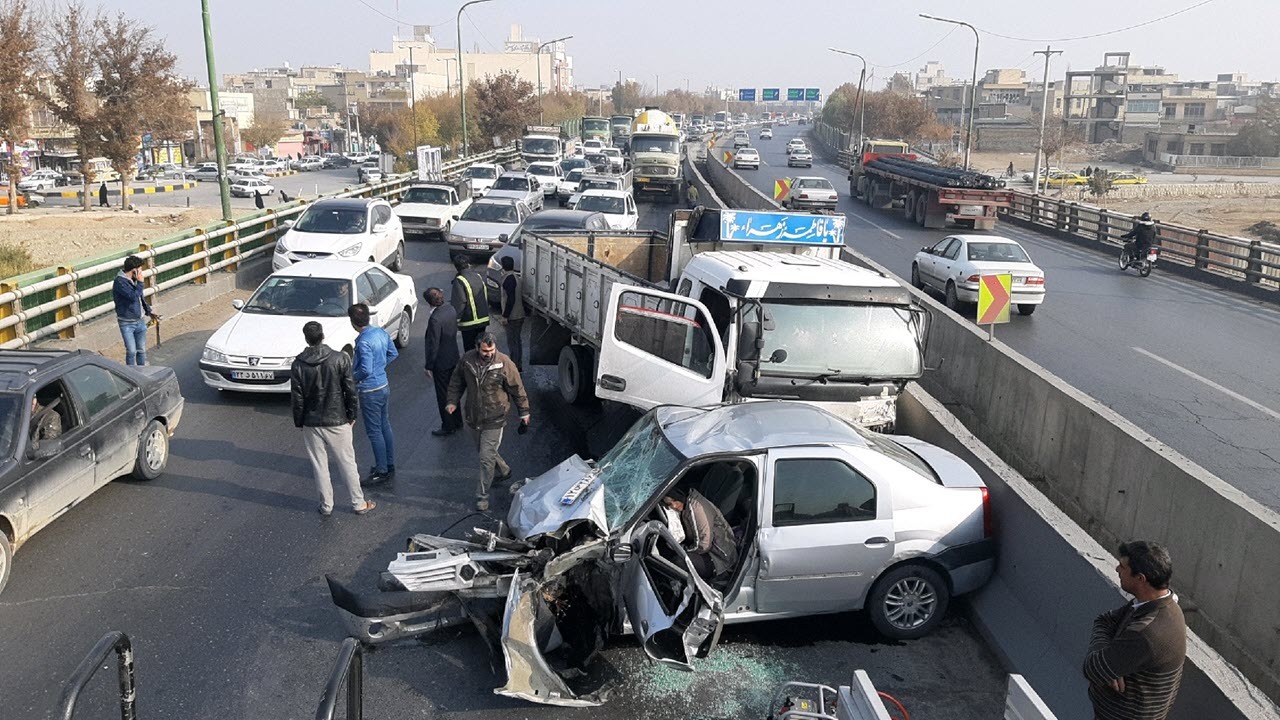 تصادف زنجیره‌ای در بزرگراه قزوین - تهران ۵ مصدوم بر جای گذاشت