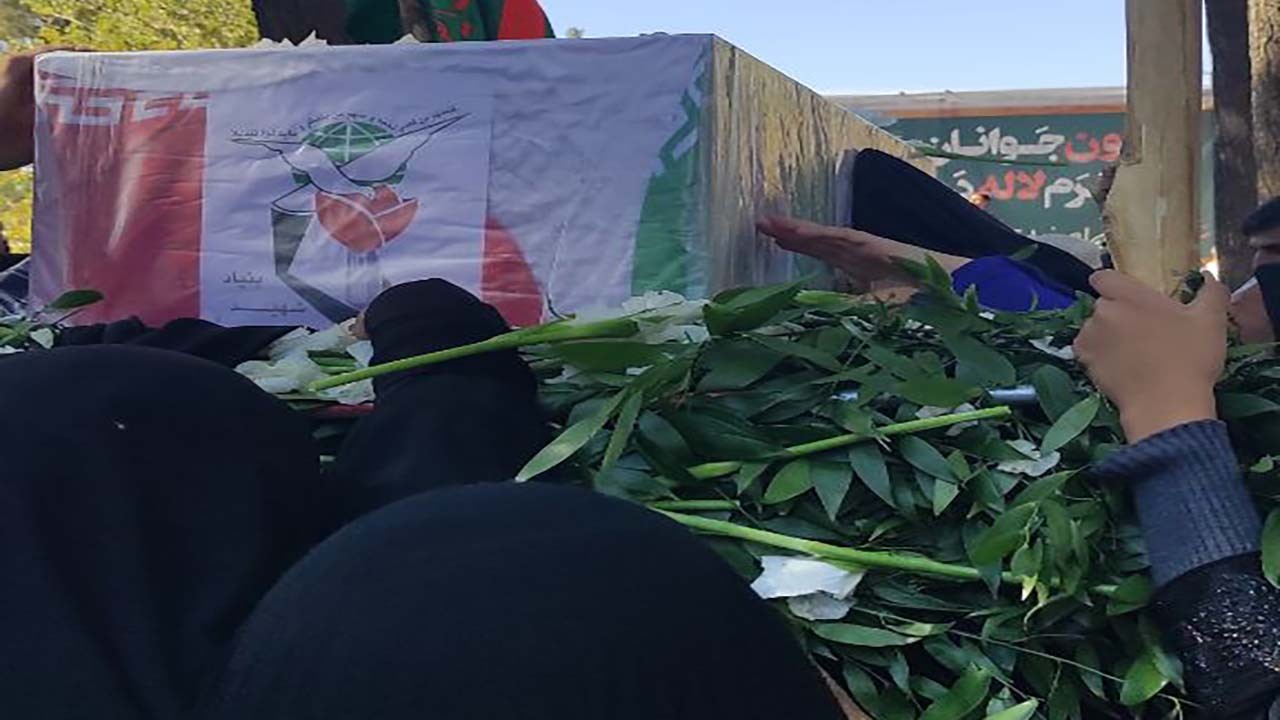 شهید ۸ ساله حادثه تروریستی شیراز در زادگاهش آرام گرفت+ تصاویر