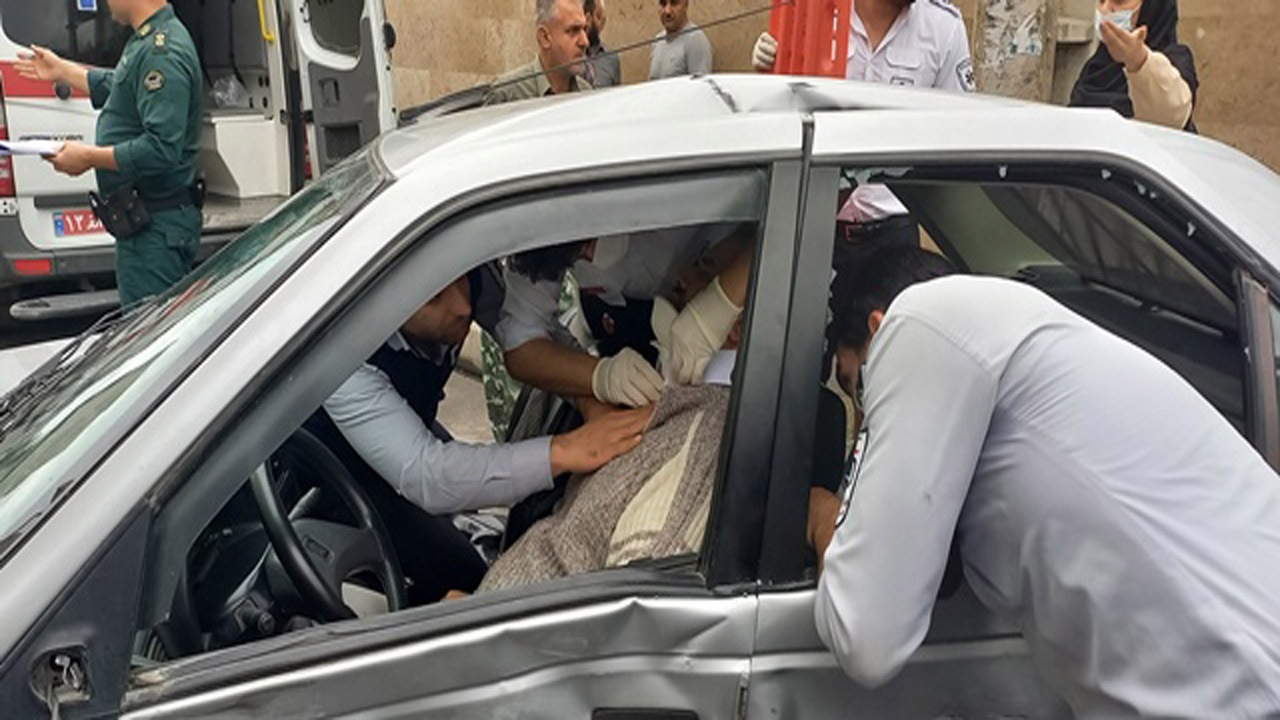 نجات سرنشینان محبوس در حادثه تصادف + تصاویر