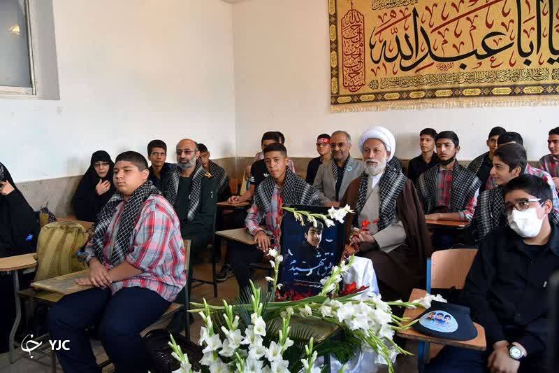 آمریکا را باید سرجای خود بنشانیم