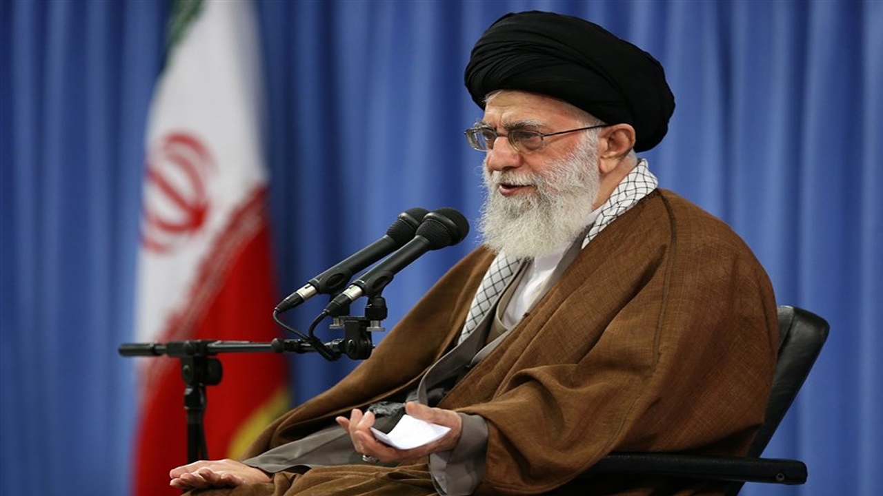 مروری بر مطالبه ۲۸ ساله رهبر انقلاب برای گنجاندن اسناد لانه جاسوسی در کتب درسی