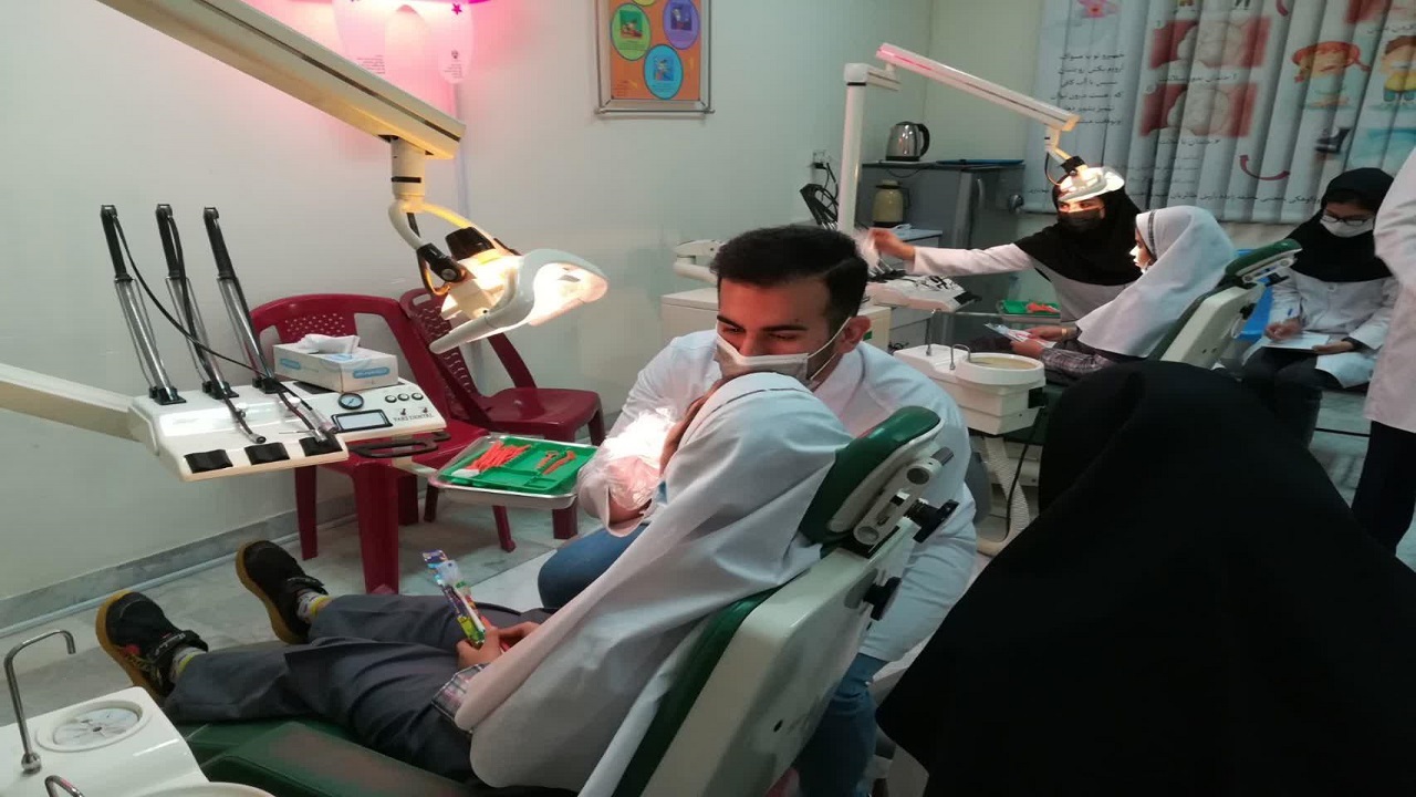 ارائه خدمات رایگان دندان پزشکی به دانش آموزان