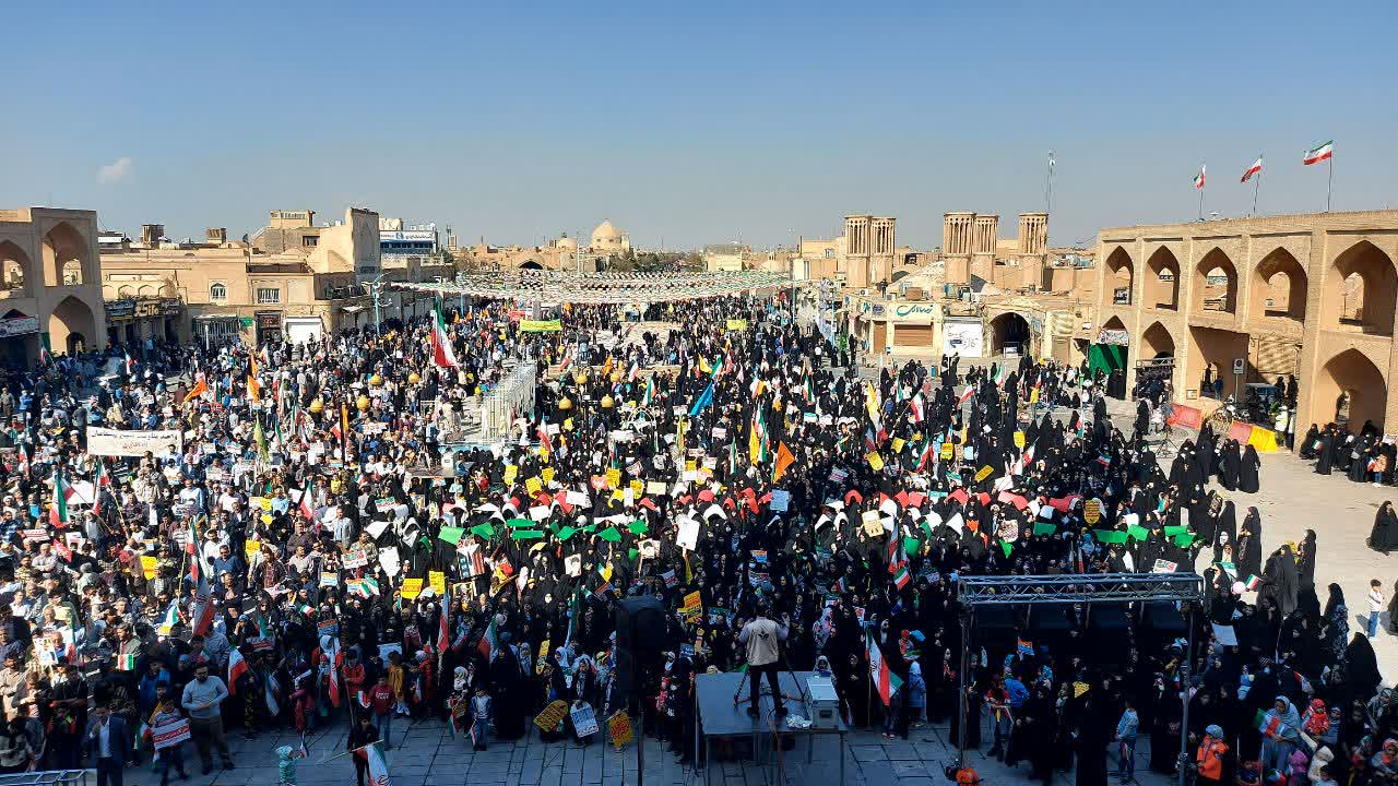حضور پرشور دانش آموزان یزدی در راهپیمایی ۱۳ آبان