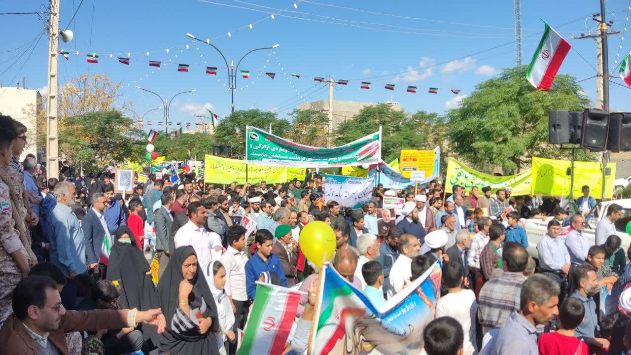 دانش آموزان بافقی با مشت‌های گره کرده انزجار خود از دشمنان را فریاد زدند