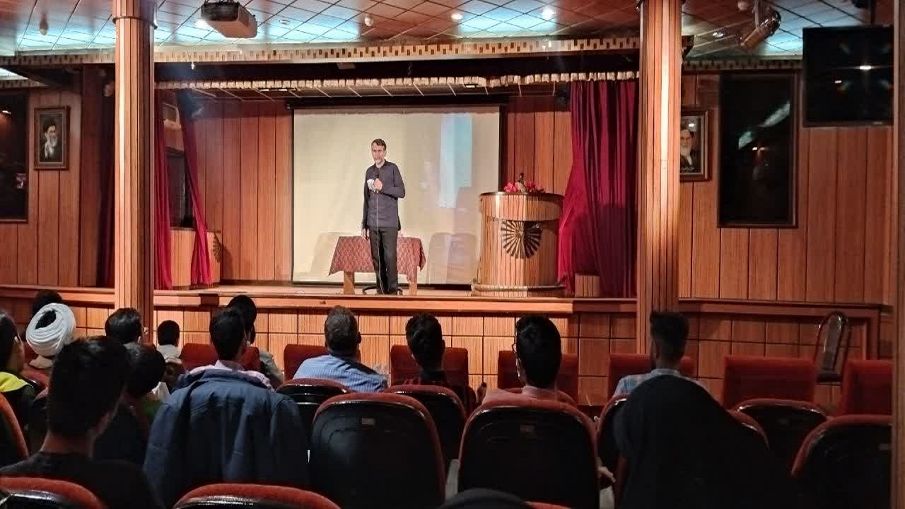 فاصله میان نسل امروز با نسل گذشته، هدف رسانه‌های بیگانه/ جوانان را نسبت به ارزش‌های انقلاب متقاعد کنیم
