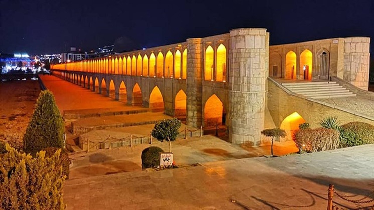 جان‌پناه پل خواجوی اصفهان ، کمترین خدشه را بر دید پل وارد می‌کند